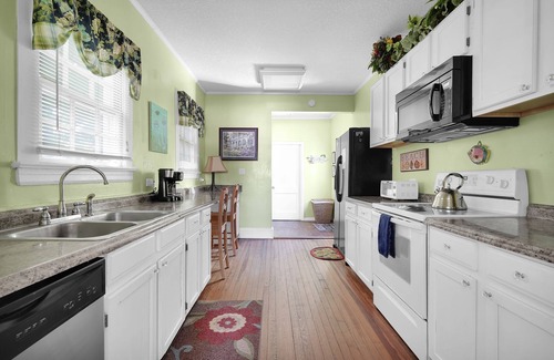 Jacksonville Beach Cottage | Cozy Charming Cottage ! 2 Min to Beach 3 min walk to Restaurants & Shops