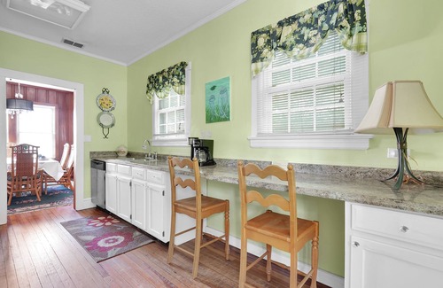 Jacksonville Beach Cottage | Cozy Charming Cottage ! 2 Min to Beach 3 min walk to Restaurants & Shops