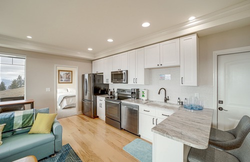 Chelan Apartment | Cozy Chelan Apartment w/Epic Mountain Views!