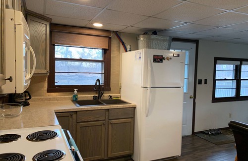 Independence House | Cozy Chic Cabin on Private 10-acre Lake.