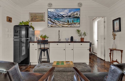 Stonewall Cabin | Cozy Chic Cabin with Cowboy Pool on Texas Wine Trail