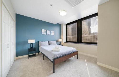 Downtown Pittsburgh Apartment | Cozy Chic DOWNTOWN PITTSBURGH 7TH FLOOR VIEWS FAST WIFI 24-7 Gym Lounge Roku