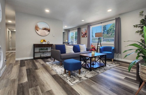 Federal Way Apartment | Cozy Chic Two Bedrooms In Federal Way with EV Charger.