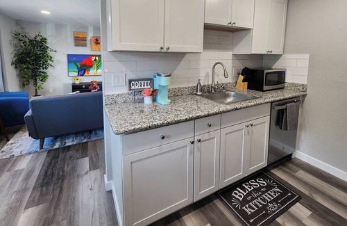 Federal Way Apartment | Cozy Chic Two Bedrooms In Federal Way with EV Charger.