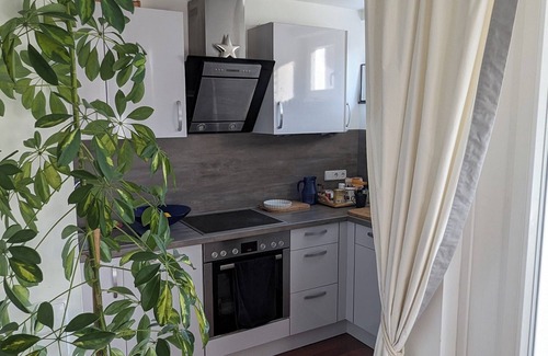 Wilmersdorf Apartment | Cozy city apartment in Charlottenburg - balcony and green view