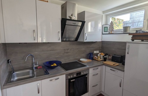 Wilmersdorf Apartment | Cozy city apartment in Charlottenburg - balcony and green view