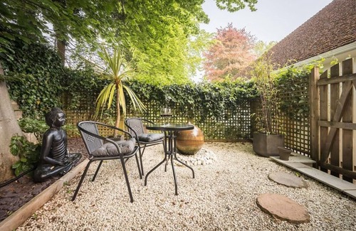 Failand Apartment | Cozy City Retreat in Bristol with parking & patio