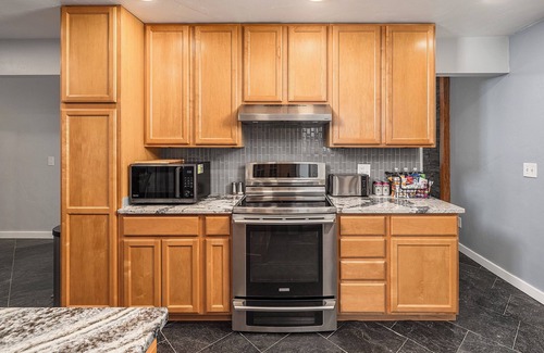 Sand Lake House | Cozy City Stay - 3bdrm near Airport