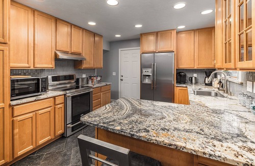 Sand Lake House | Cozy City Stay - 3bdrm near Airport