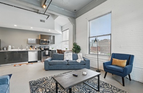 Bluff Apartment | Cozy City Views Apartment downtown perfect location with rooftop and gym