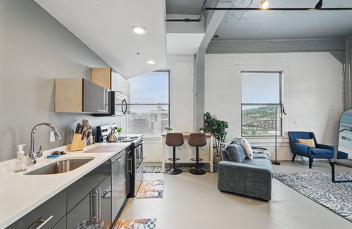 Bluff Apartment | Cozy City Views Apartment downtown perfect location with rooftop and gym
