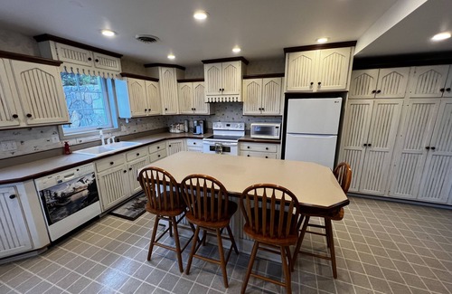 Hiwassee House | Cozy Claytor Lakefront Retreat with 2 houses for Large families/Reunions