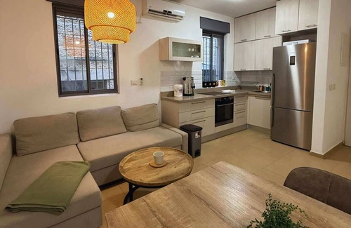 Jerusalem City Centre Apartment | Cozy, Clean, and Modern off Betzalel and Sacher Park