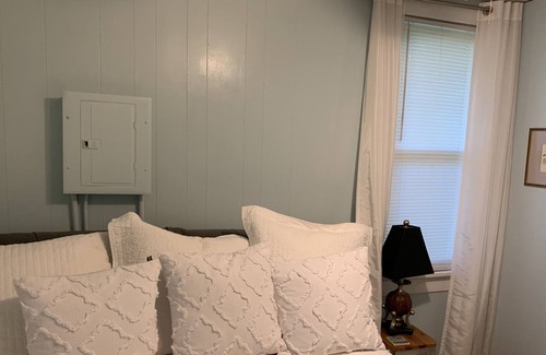 Lenexa House | Cozy & Clean Lenexa Cottage