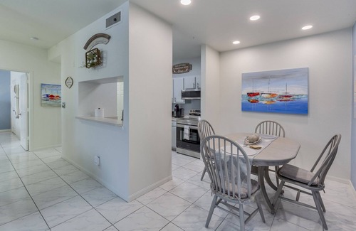 Clearwater Condo | Cozy Clearwater Getaway Steps to Year-Round Heated Pool