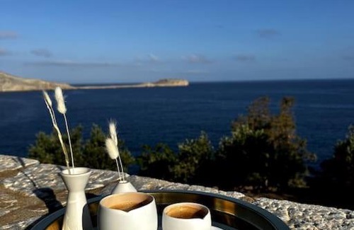 Omales Villa | Cozy Cliff Tower w/Breathtaking Sea Views