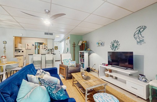 Pensacola Condo | Cozy coastal condo with shared pool, close to the beach and shopping