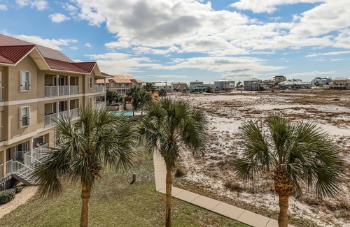 Navarre Beach Condo | Cozy coastal condo w/ a furnished balcony, shared pool, & easy beach access