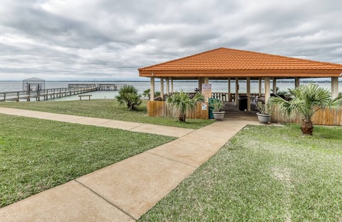 Navarre Beach Condo | Cozy coastal condo w/ a furnished balcony, shared pool, & easy beach access