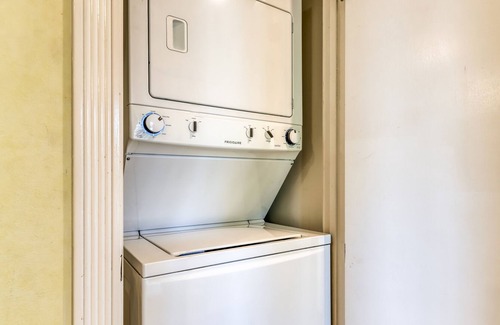 Navarre Beach Condo | Cozy coastal condo w/ a furnished balcony, shared pool, & easy beach access