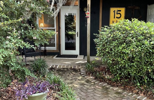 Richmond Hill Apartment | Cozy coastal cottage like studio