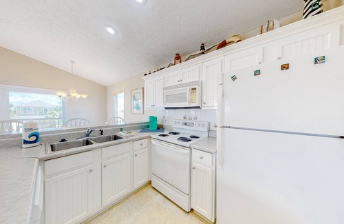 Port St. Joe House | Cozy coastal escape with beach access nearby, screened porch, yard, WiFi & AC