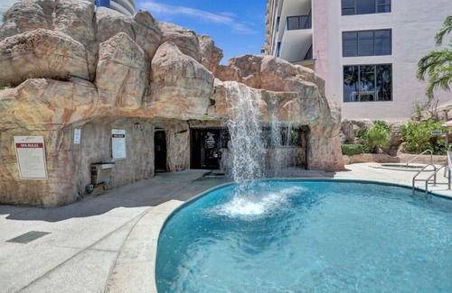 Mid Beach Apartment | Cozy Coastal Getaway with Ocean Views & Beach Amenities/1015