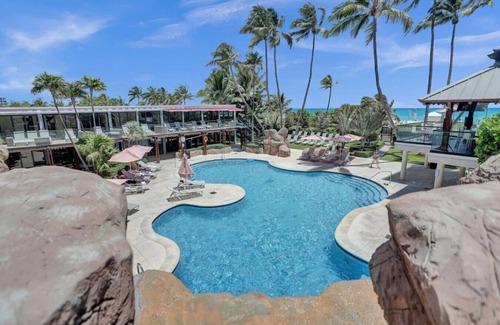 Mid Beach Apartment | Cozy Coastal Getaway with Ocean Views & Beach Amenities/1015