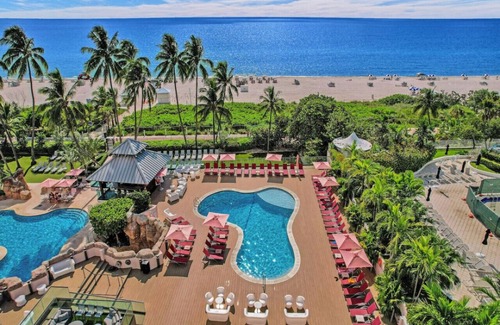 Mid Beach Apartment | Cozy Coastal Getaway with Ocean Views & Beach Amenities/1015