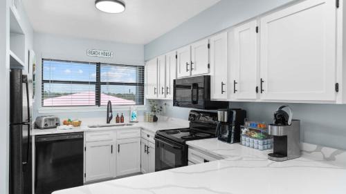 Orange Beach House | Cozy Coastal Getaway with Pool Access & Short 5-min Walk to Beach