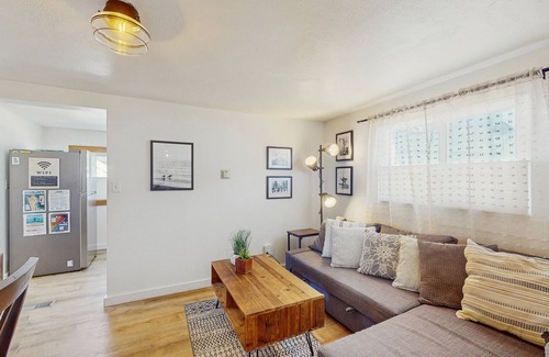 Westport House | Cozy Coastal Retreat in Westport’s Historic Marina District - 1 dog allowed