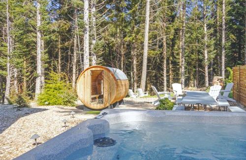 Lincoln City House | Cozy coastal retreat w/ocean and forest views