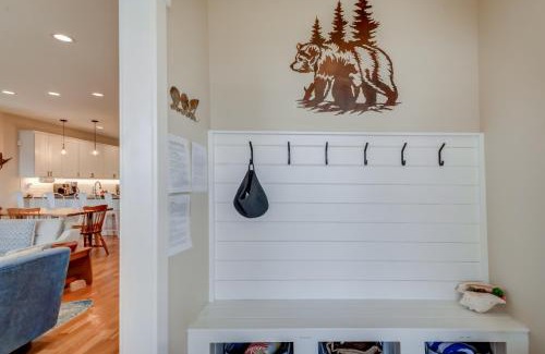 Lincoln City House | Cozy coastal retreat w/ocean and forest views