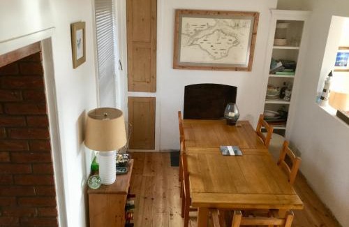 East Cowes House | Cozy coastguard cottage with sea views