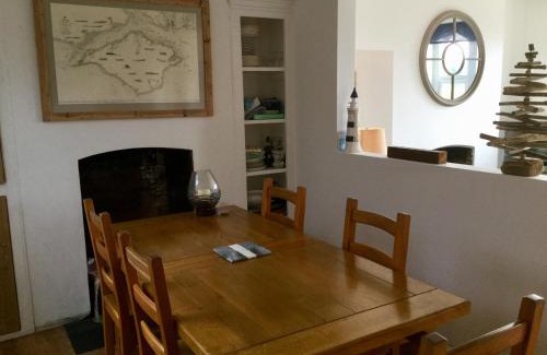 East Cowes House | Cozy coastguard cottage with sea views