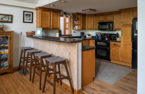 The Woods Cabin | Cozy & Colorful Cabin at The Woods Resort (pet friendly!)