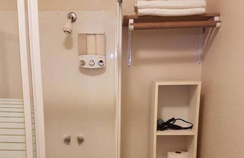 East Kootenay Apartment | ♥COZY COMFORT☆☆SLEEPS4 ♥5 Min to Golf & Ski