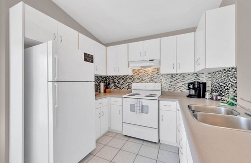 Burlington Apartment | Cozy & Comfortable, Downtown, Parking | TJS2