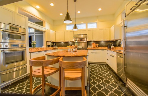 Alki House | Cozy, comfortable, luxury 4+ BR home 1 block to Alki Beach! CENTRAL AIR!