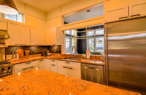 Alki House | Cozy, comfortable, luxury 4+ BR home 1 block to Alki Beach! CENTRAL AIR!