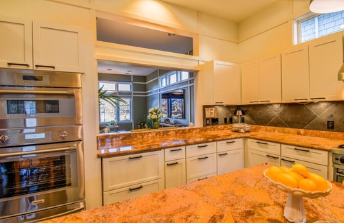 Alki House | Cozy, comfortable, luxury 4+ BR home 1 block to Alki Beach! CENTRAL AIR!