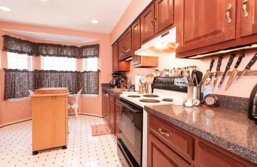 Fairfax House | Cozy Comfortable Townhome- Your Home Away From Home!