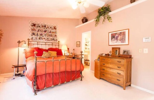 Fairfax House | Cozy comfortable townhome- your home away from home!