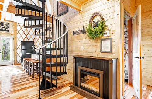 Pigeon Forge Cabin | Cozy Comforts 1br Huge Deck Hot Tub & Gas Grill - Next to Dollywood!