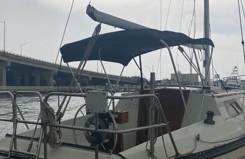 Belmar Boat Rental | Cozy, Comfy and Quaint Black Sailboat