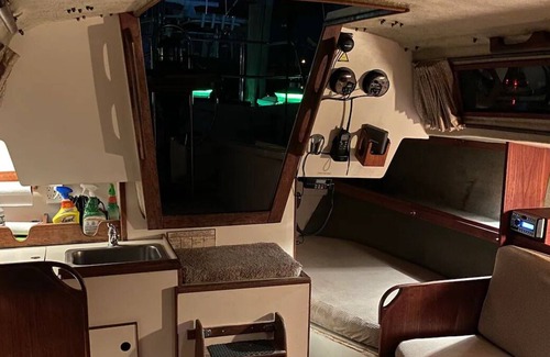 Belmar Boat Rental | Cozy, Comfy and Quaint Black Sailboat