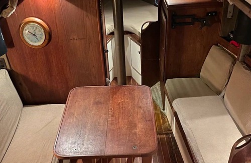 Belmar Boat Rental | Cozy, Comfy and Quaint Black Sailboat