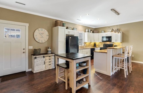 Fairview Apartment | Cozy Comfy Fairview Cottage