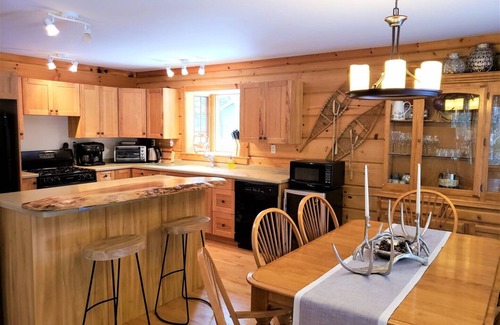 The Blue Mountains Cabin | Cozy Confederation Log Home. Georgian Bay Living! Close to everything!