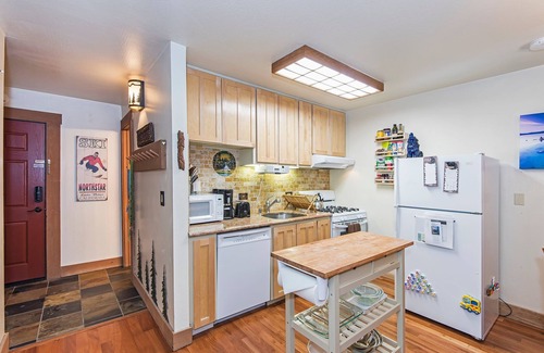 Truckee Apartment | Cozy Condo in a Peaceful Forest Setting, Quick Walk to Village, Pet-Friendly
